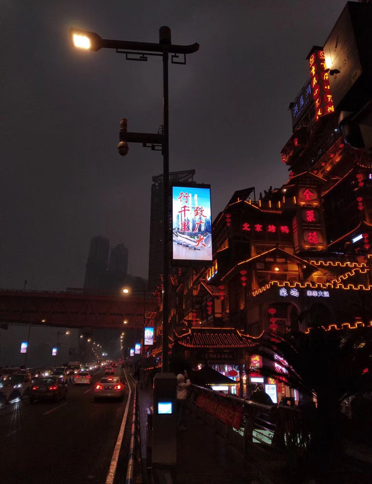 重庆洪崖洞20套P3.8双面LED灯杆屏项目